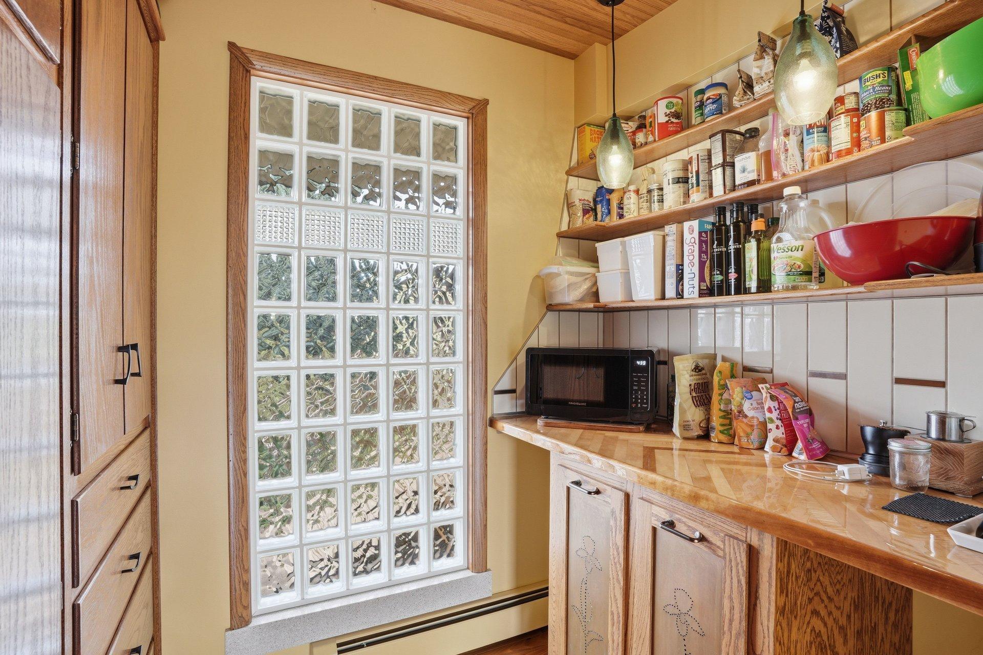 Super cool butler pantry off the kitchen