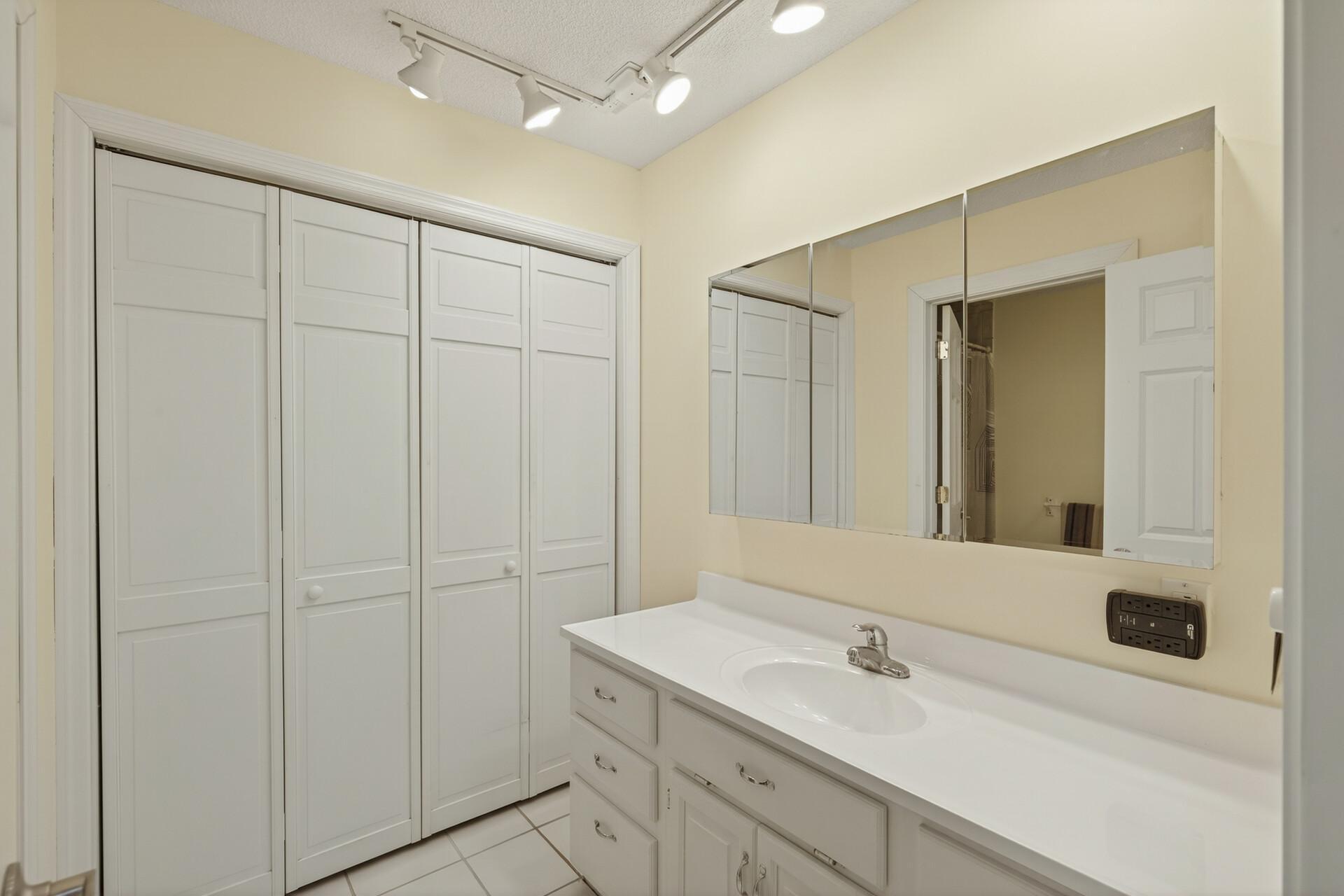 Full upstairs bathroom w/ tiled floors