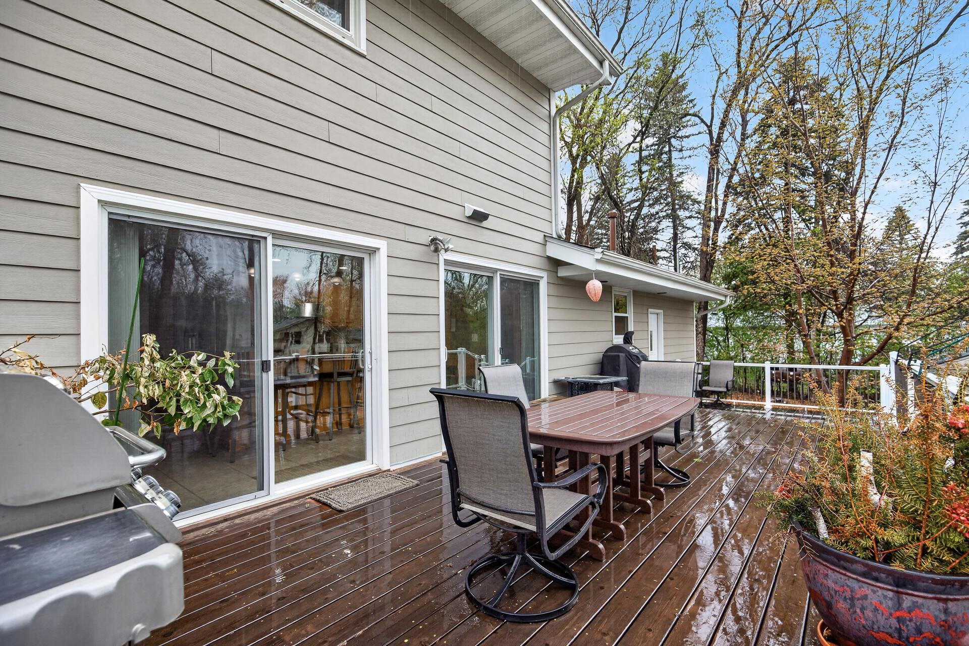 Wonderful large deck which is great for those larger gatherings.