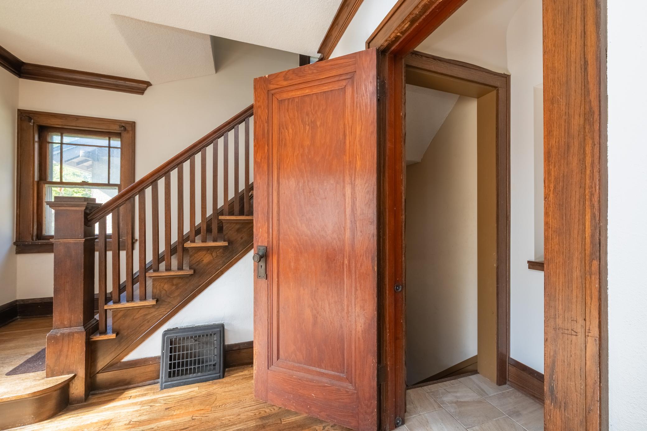 Newton9-staircasedetail.jpg