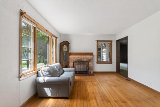 2nd Living room, 2nd fireplace (decorative)