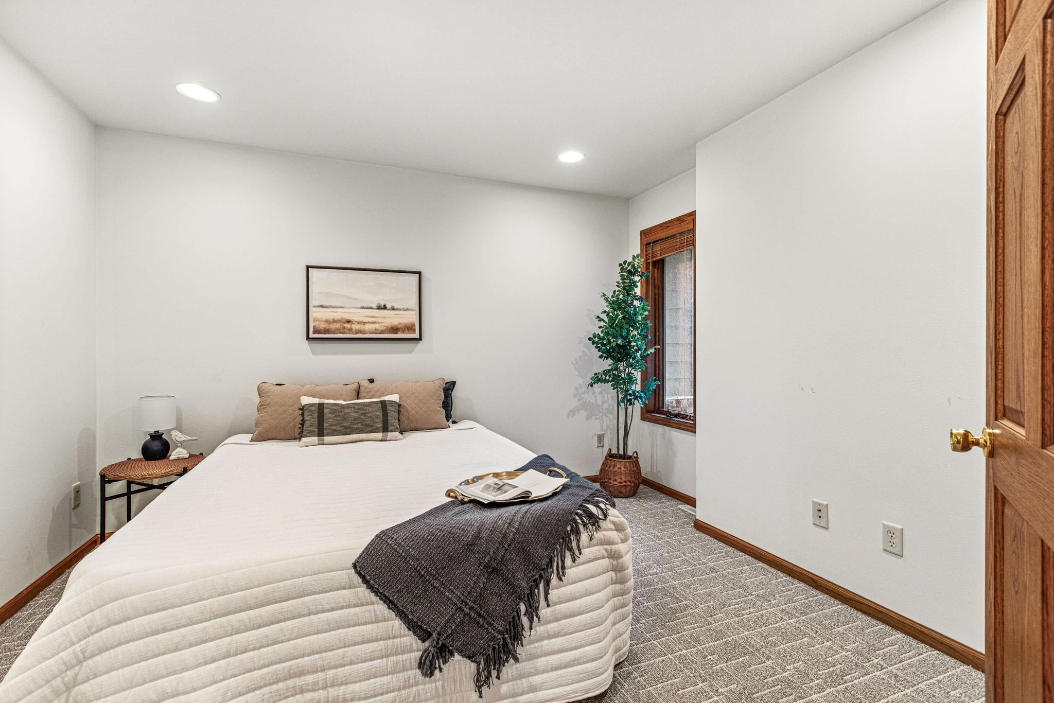 24-web-or-mls-2608 Princeton (24).jpg