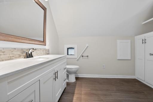 17_321_22nd_Ave_NE_Minneapolis_MN_55418_USA-Bathroom-DSC07407.jpg