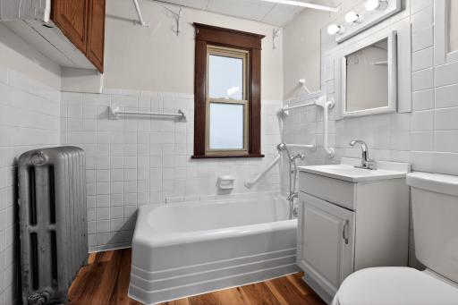 15_321_22nd_Ave_NE_Minneapolis_MN_55418_USA-Bathroom-DSC07416.jpg
