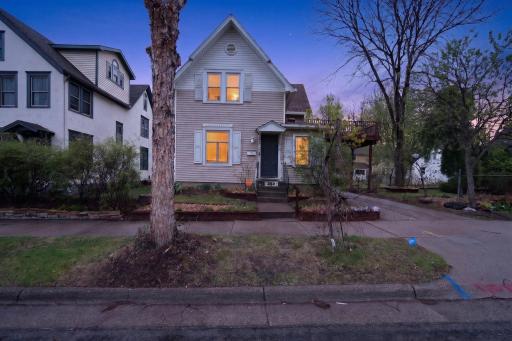 07_321_22nd_Ave_NE_Minneapolis_MN_55418_USA-Exterior-DSC07430_twilight.jpg