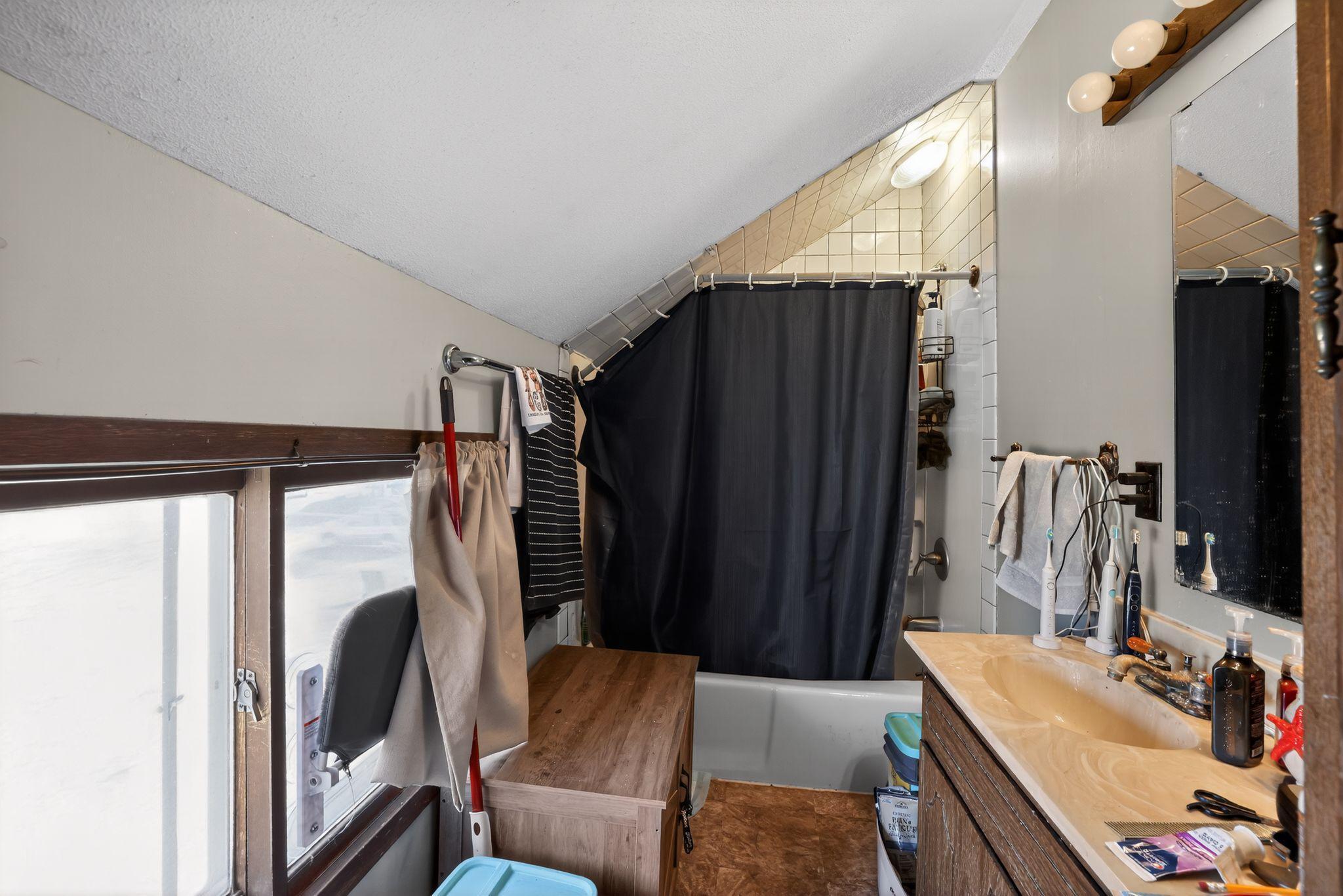 Upper level full bathroom