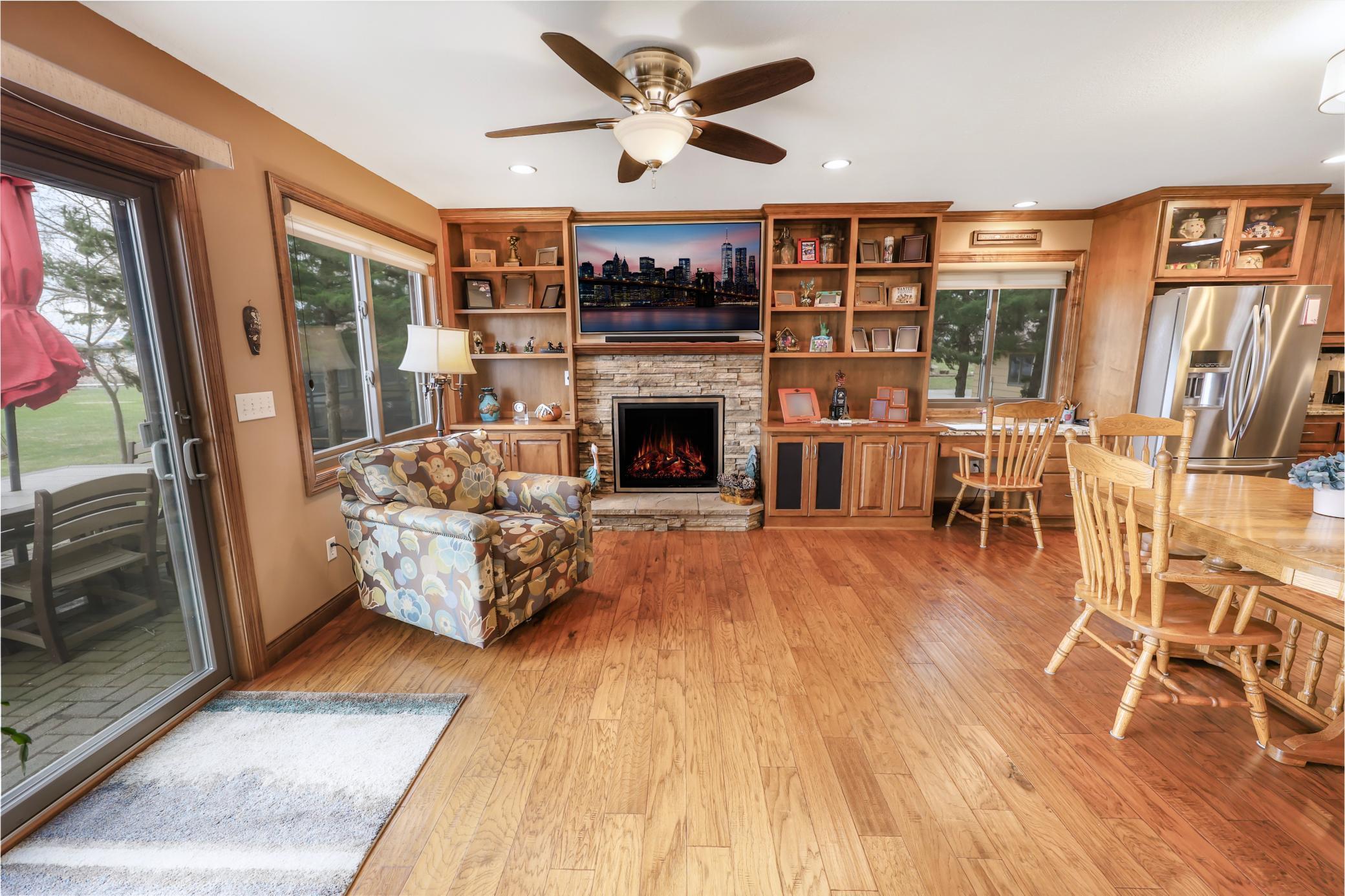 9585 fireplace 2.jpeg