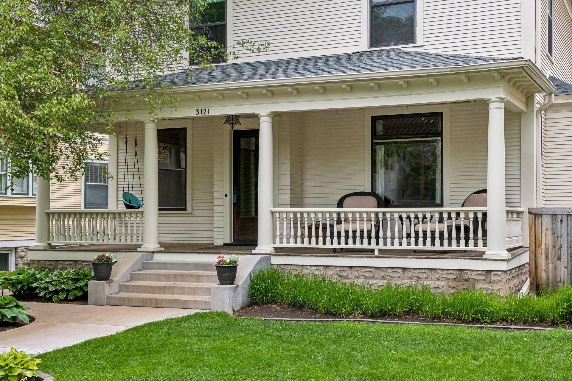 Sweet front porch to relax and enjoy !