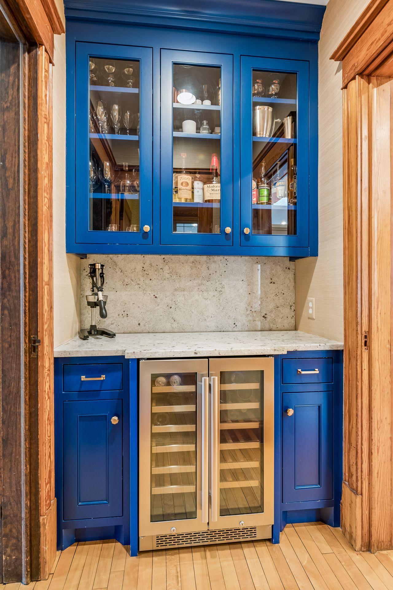 Cool butlers pantry/bar in-between dinning room and kitchen.