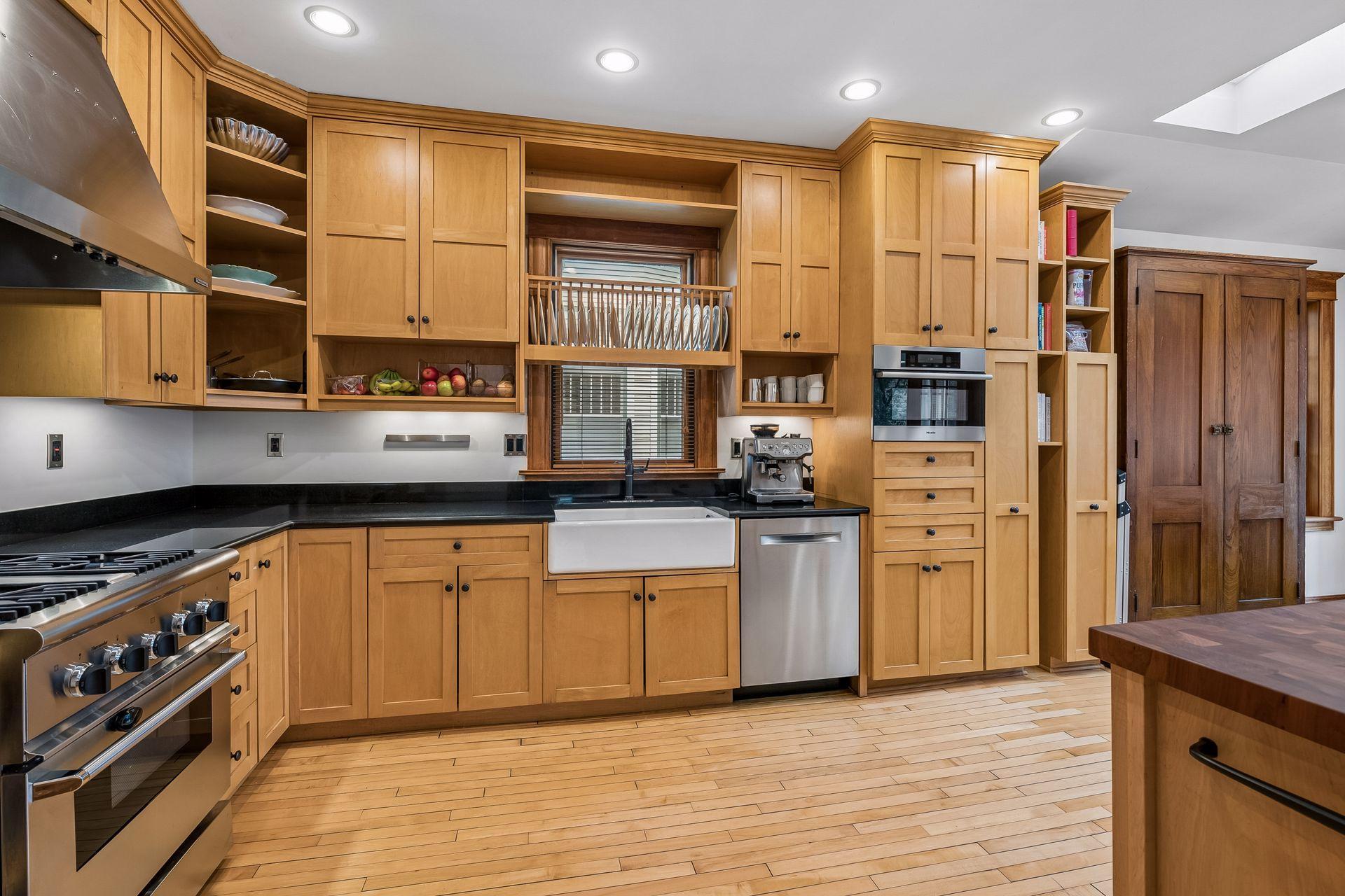 HUGE kitchen !