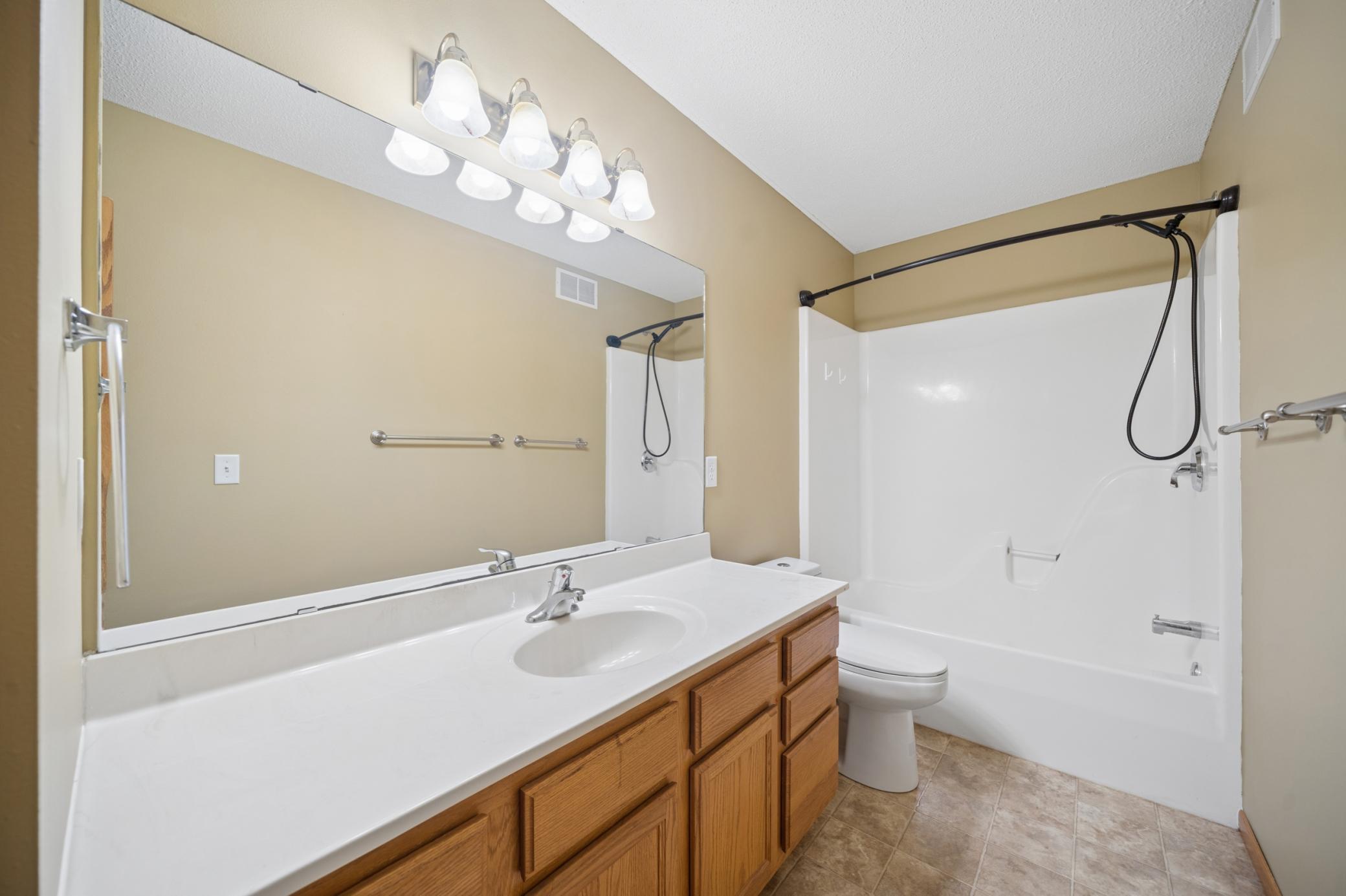 17.5_7iv09506_Main Bath.jpg