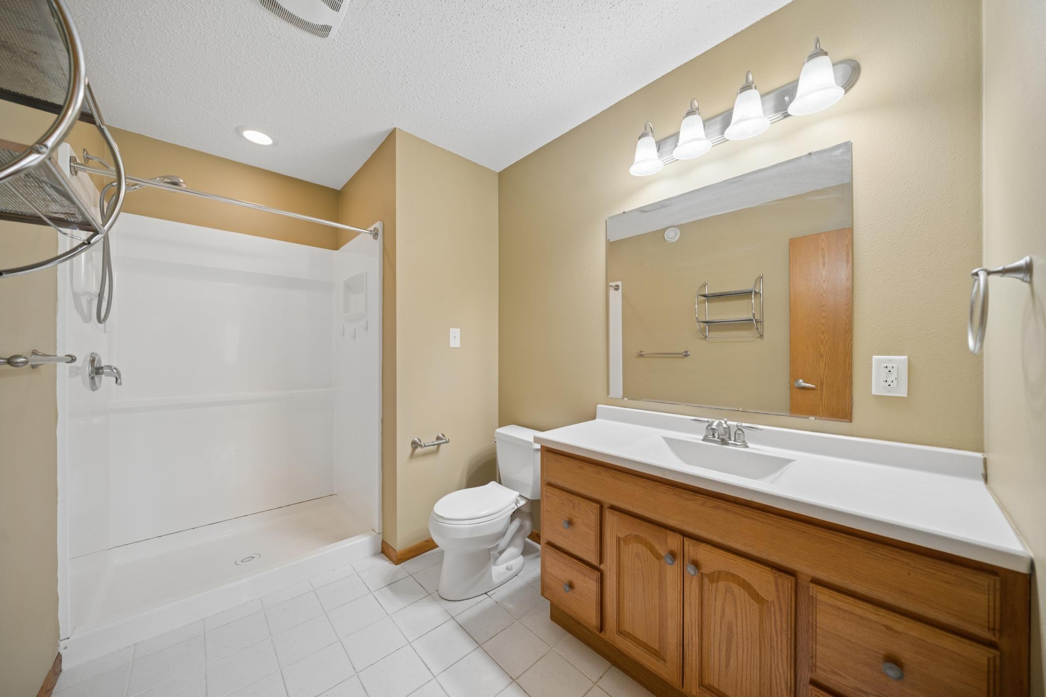 26_7iv09556_Bath Lower.jpg