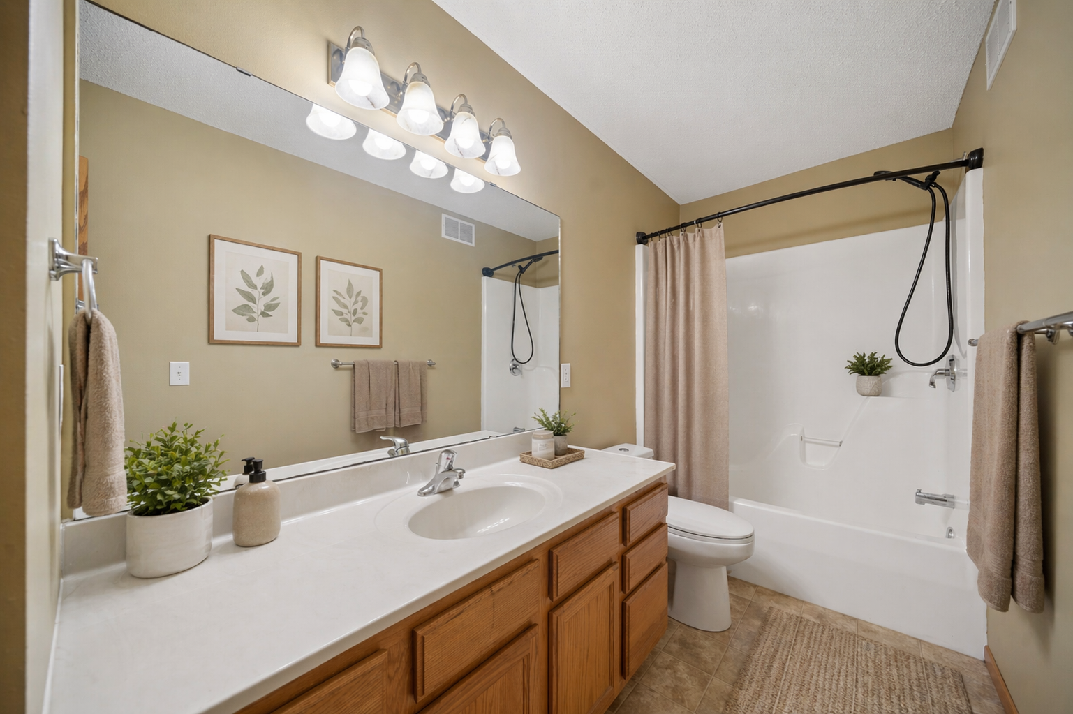 17.7 Main Bath_Virtual.png