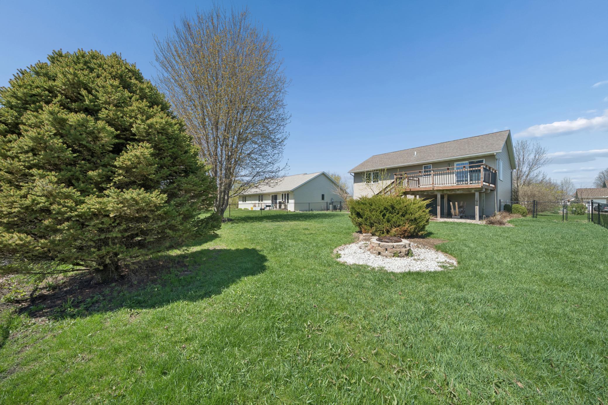 30_7iv09446_Backyard 3.jpg