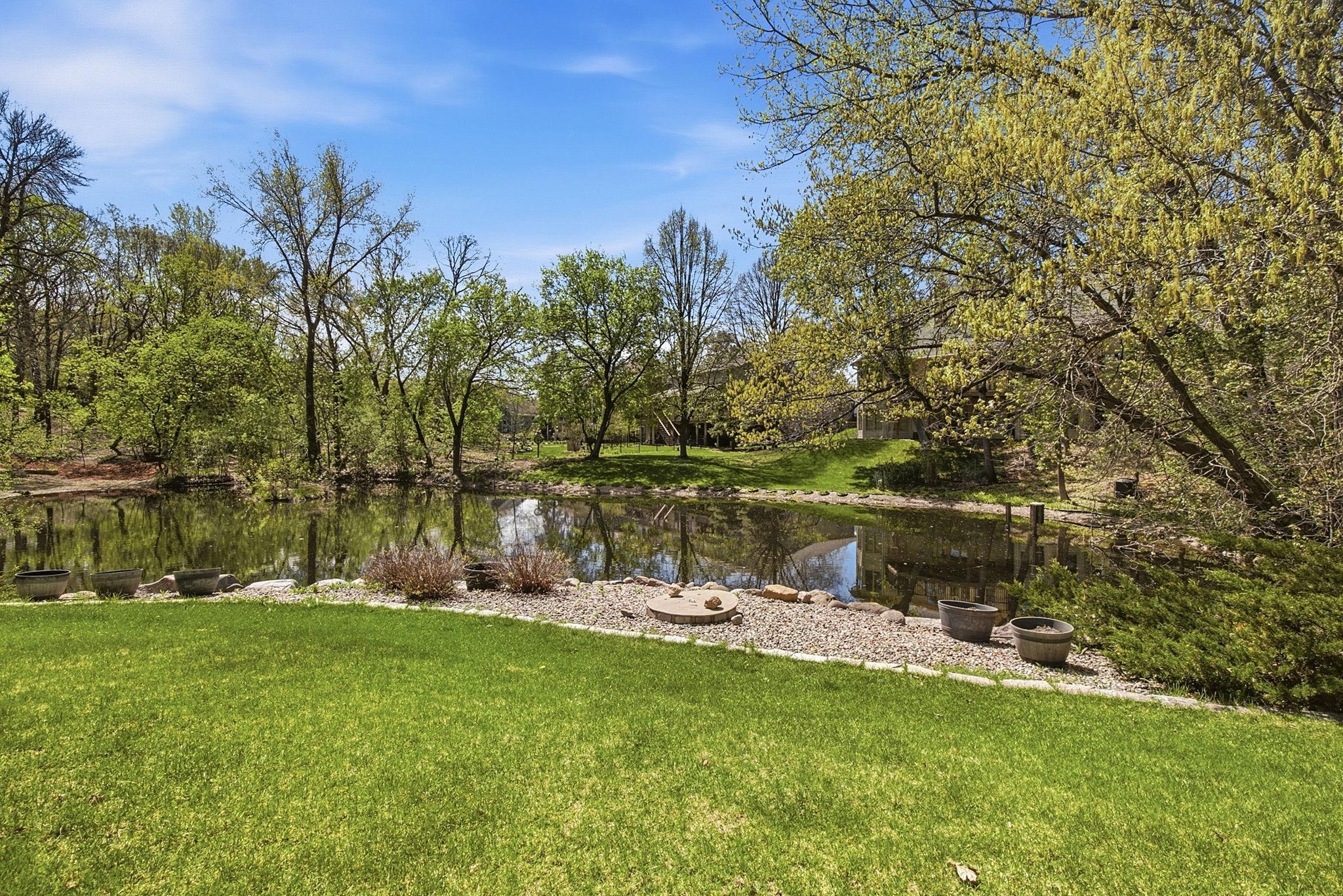 Fantastic location in desirable Summit Oaks neighborhood overlooks a lovely, secluded pond but is so convenient to everything -- from nearby shops and parks, to easy access to either downtown and the airport.