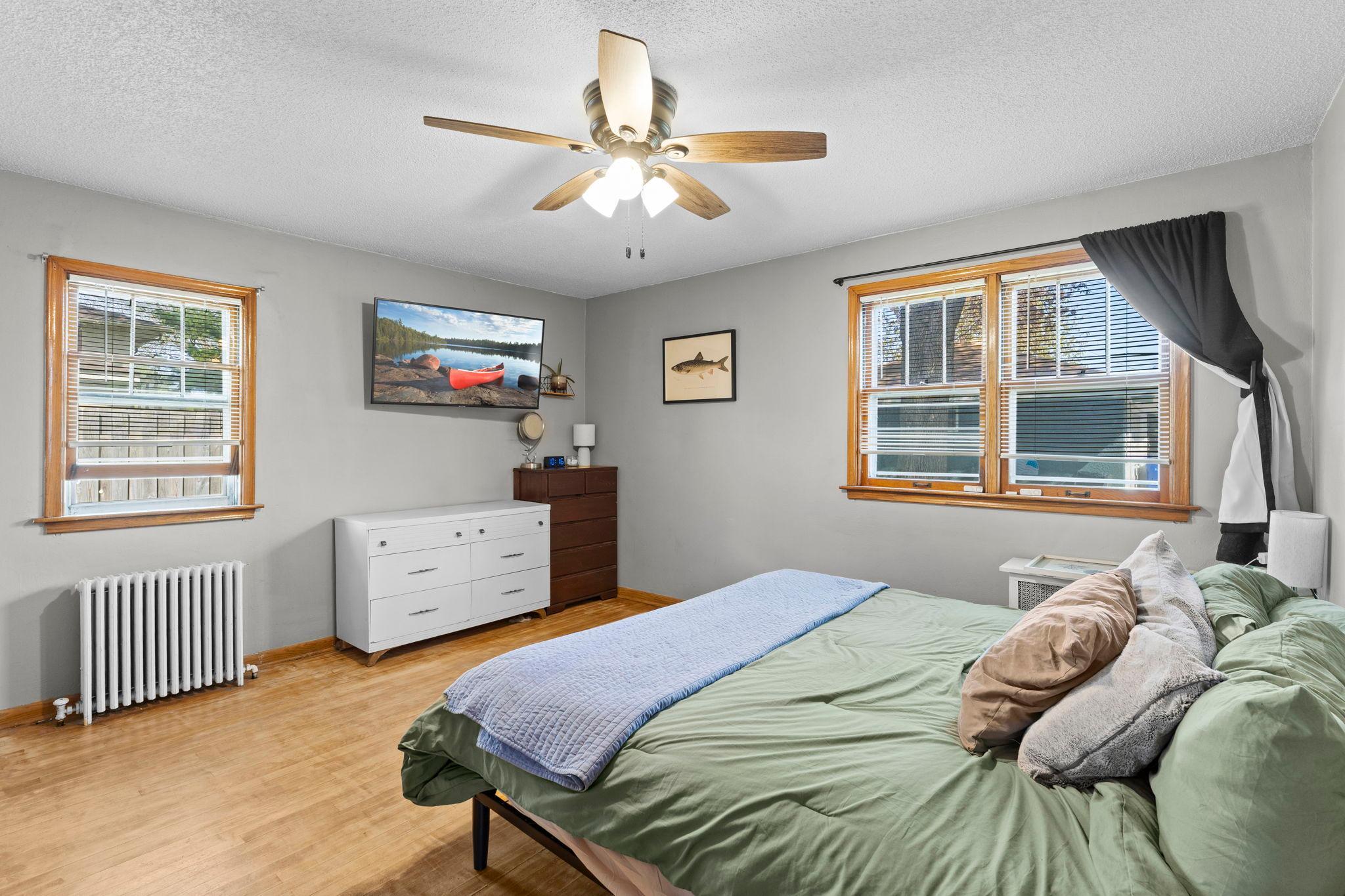 Large primary, fits a king size bed!