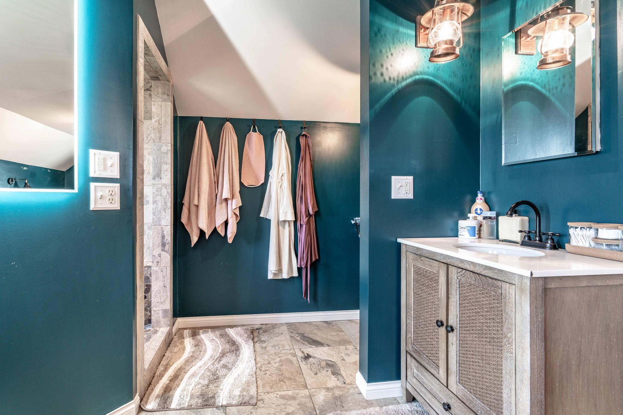 Upper bathroom ensuite