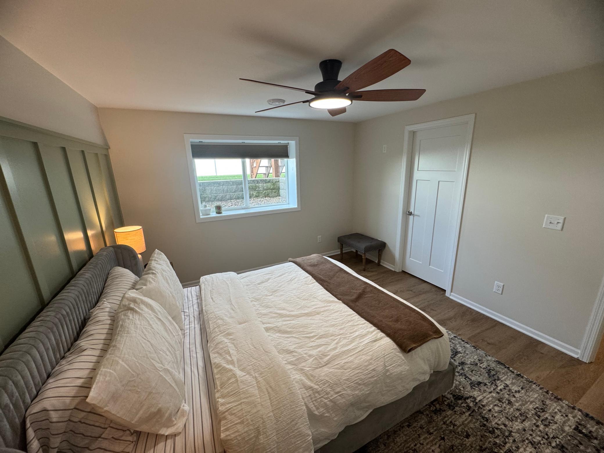 5th bedroom w walk in closet