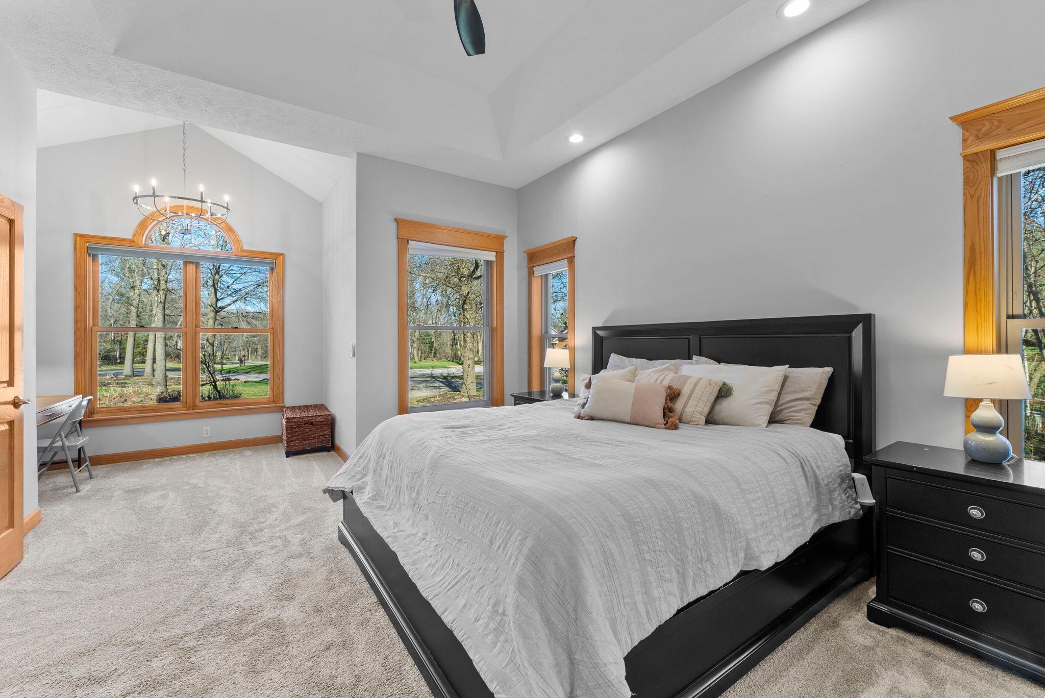 Vaulted ceiling, tree views, and calm built right in