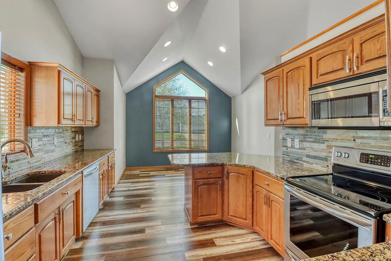 Kitchen/ Breakfast Nook