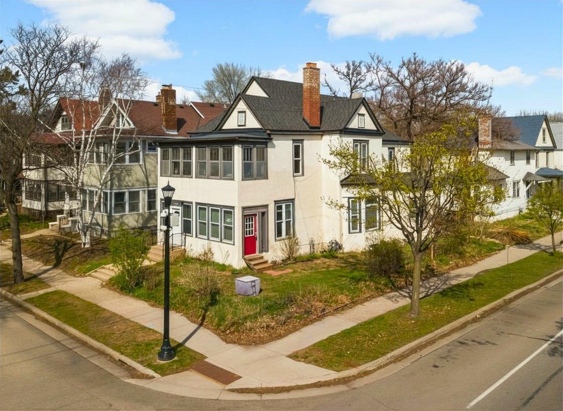 Legal Triplex in heart of uptown