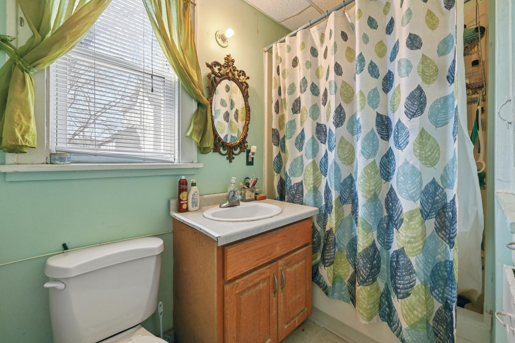 Main floor full bathroom.