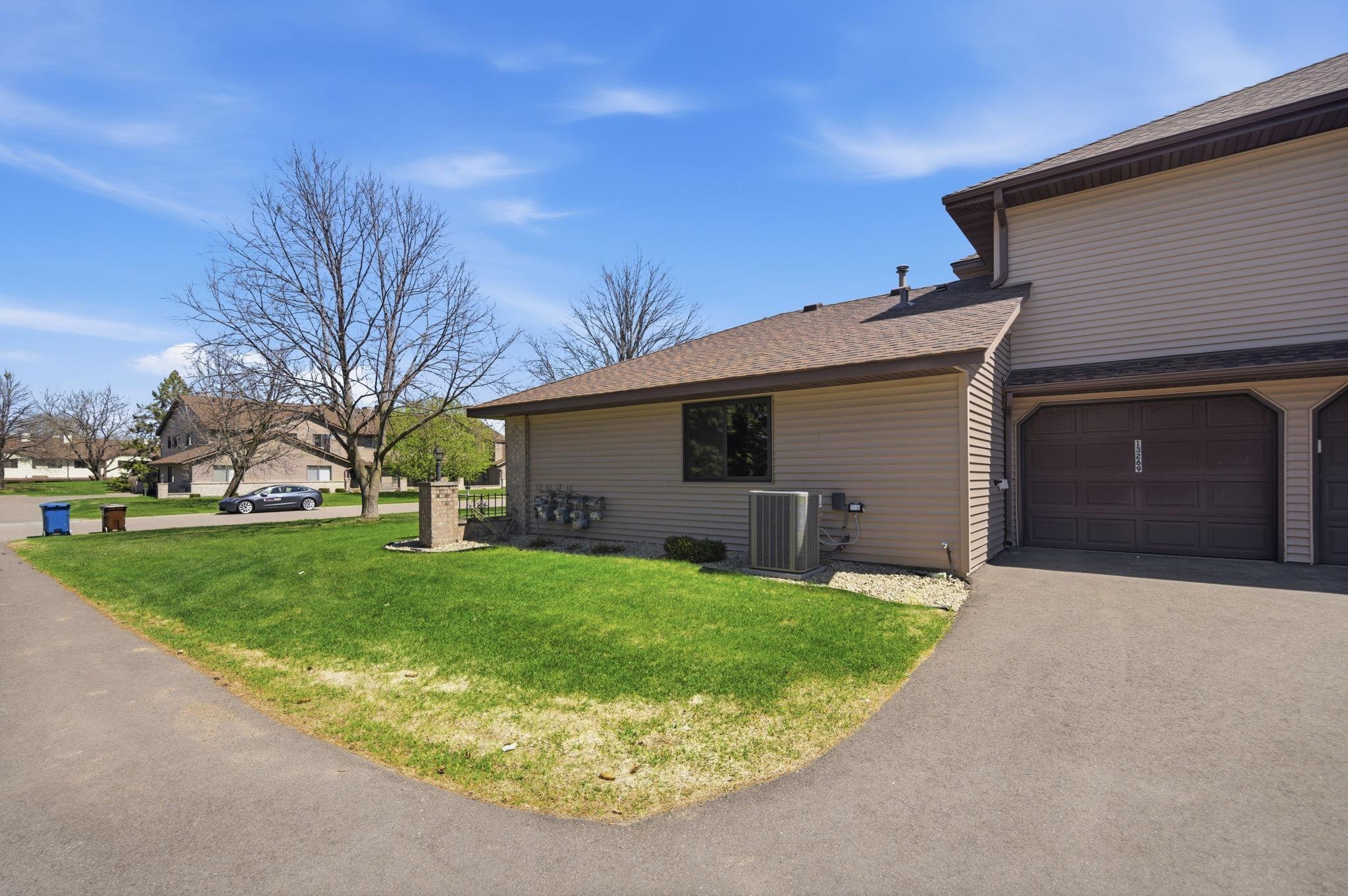 Single car garage on side & new AC