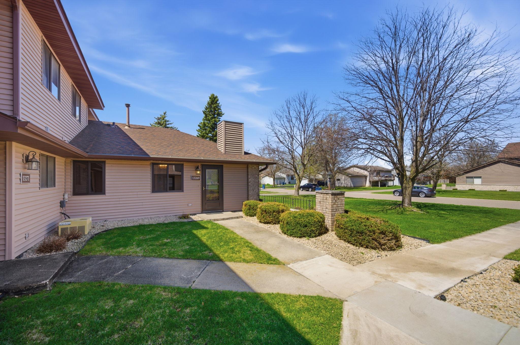 End unit with access to front yard