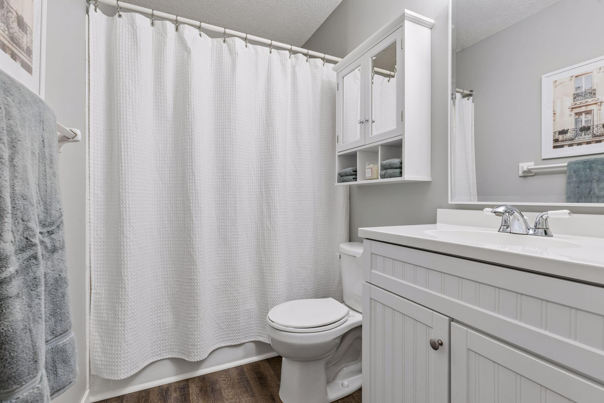 Main full bath with pristine white enamel vanity