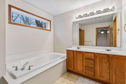 1658 Oakbrooke Circle, Eagan, MN 55122