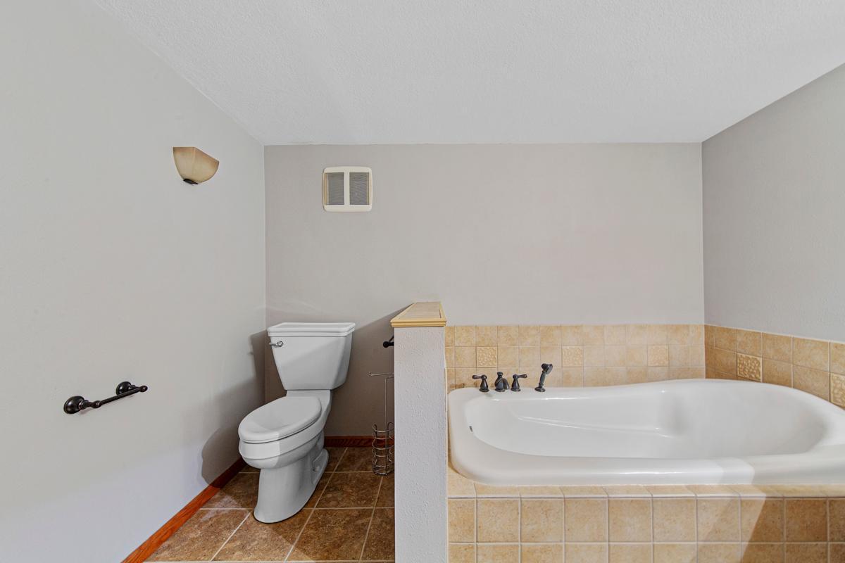 40 Bathroom_lower.jpg