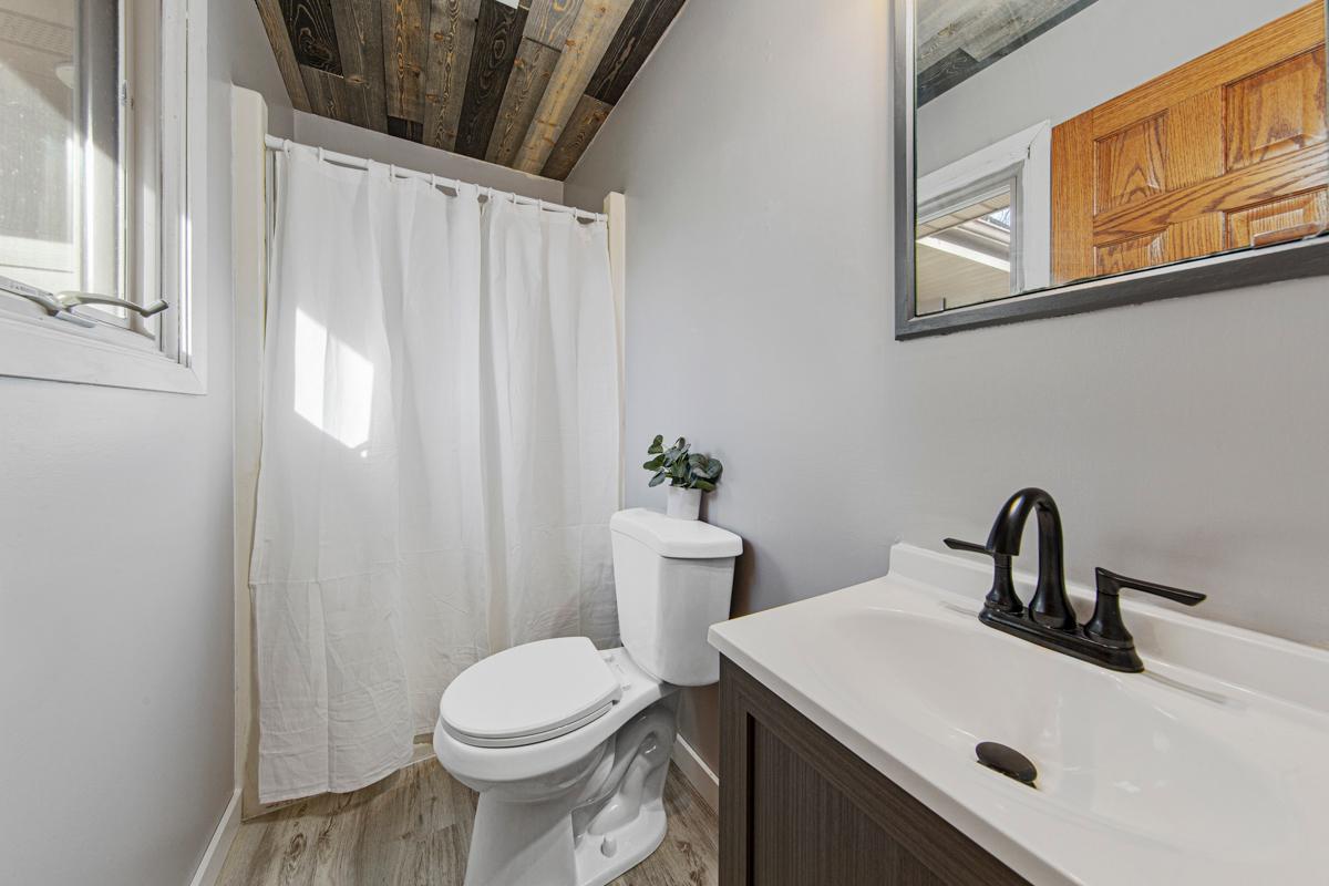 31 Main bathroom.jpg