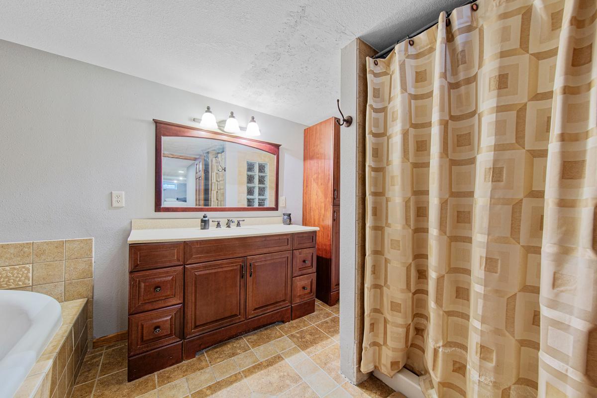 39 Bathroom_lower.jpg