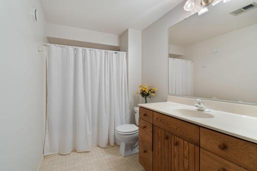 1380 Edinburgh Place NE, Owatonna, MN 55060