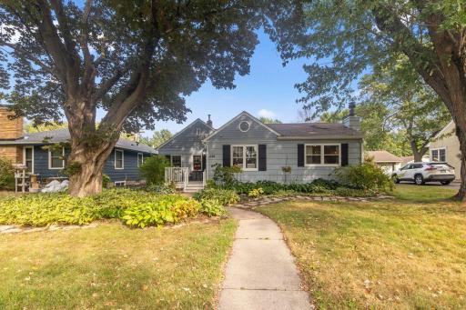 Amazing charm and appeal, right from the curb!