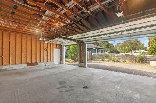 Amazing and rare (in Como Park) 32' x 24' 3-Garage garage