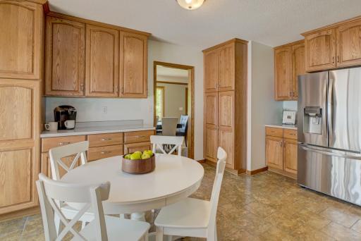 2201 Roselawn Avenue W, Roseville, MN 55113