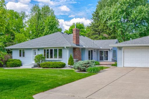 2201 Roselawn Avenue W, Roseville, MN 55113