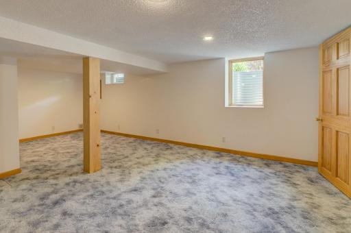2201 Roselawn Avenue W, Roseville, MN 55113