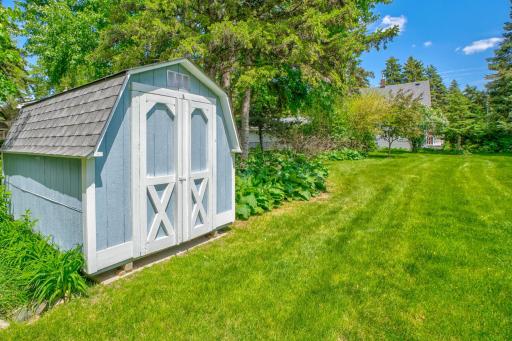 2201 Roselawn Avenue W, Roseville, MN 55113