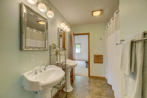 2201 Roselawn Avenue W, Roseville, MN 55113
