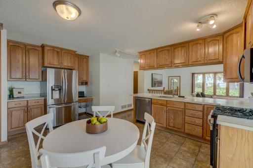 2201 Roselawn Avenue W, Roseville, MN 55113