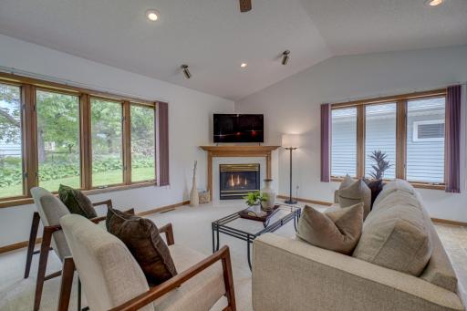 2201 Roselawn Avenue W, Roseville, MN 55113