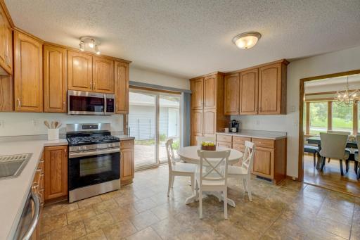 2201 Roselawn Avenue W, Roseville, MN 55113