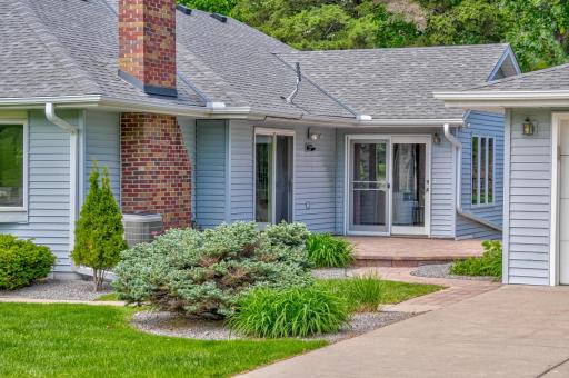 2201 Roselawn Avenue W, Roseville, MN 55113