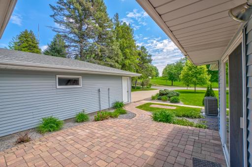 2201 Roselawn Avenue W, Roseville, MN 55113