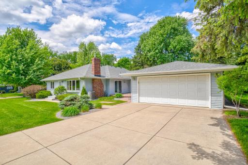 2201 Roselawn Avenue W, Roseville, MN 55113