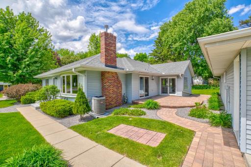 2201 Roselawn Avenue W, Roseville, MN 55113