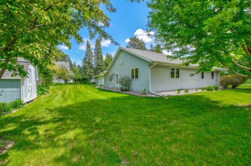 2201 Roselawn Avenue W, Roseville, MN 55113