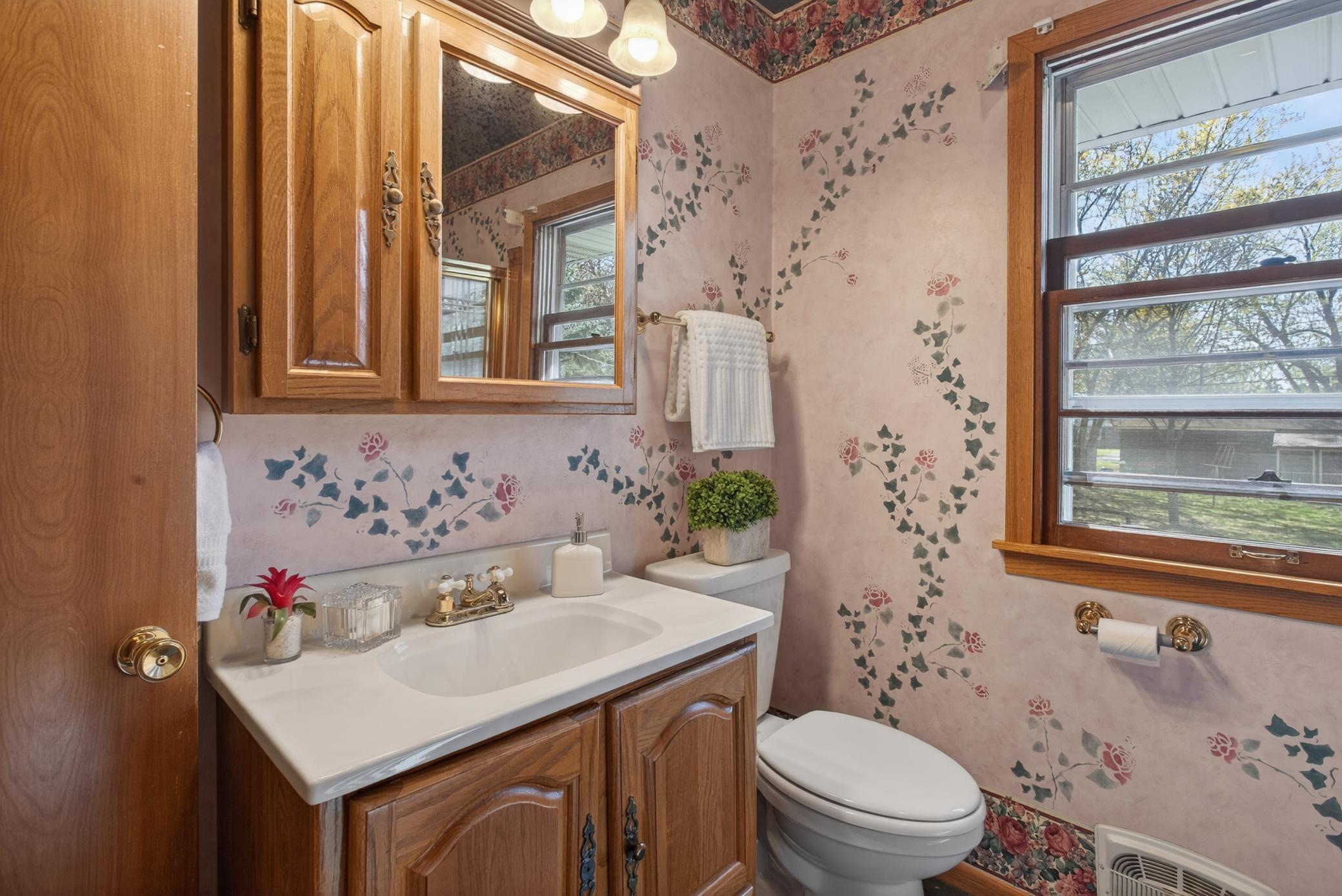 Upper level: full bathroom